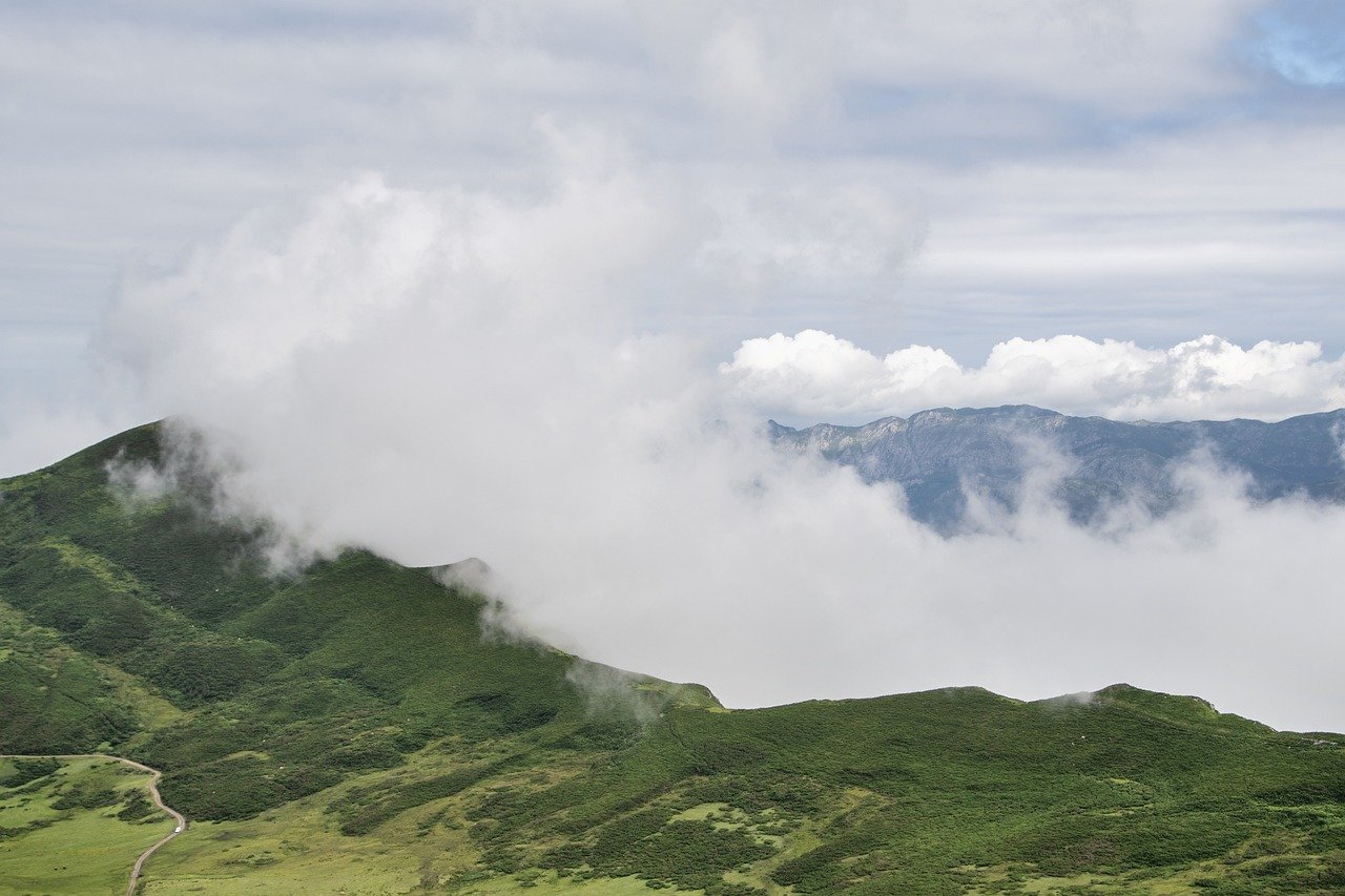 moutains, fog, clouds-8445767.jpg